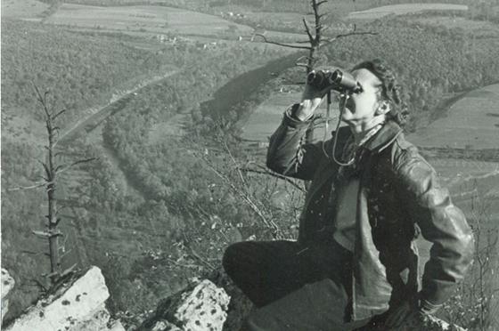 Photo of 瑞秋卡森, in black 和 white, looking through binoculars