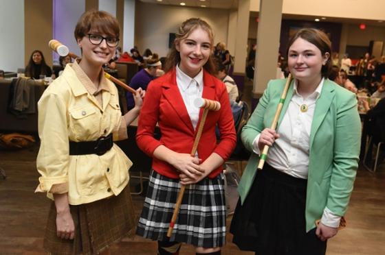波胆网站的学生们在万圣节打扮成电影《薇诺娜·莱德》中的希瑟姐妹三人, Heathers